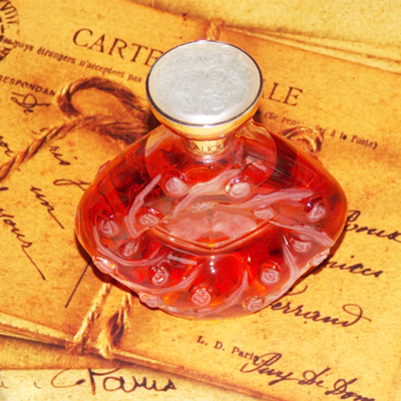 له بیسر لالیک زنانه له بیسر لالیک زنانه